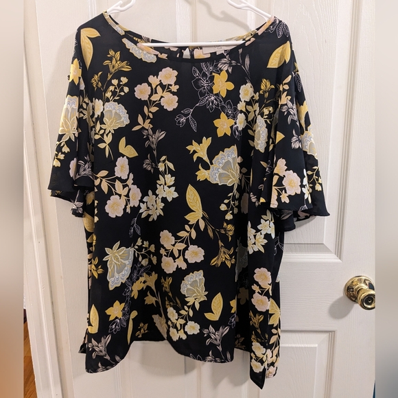LOFT black, flutter sleeve blouse in a yellow floral pattern, size 24 - Picture 9 of 12